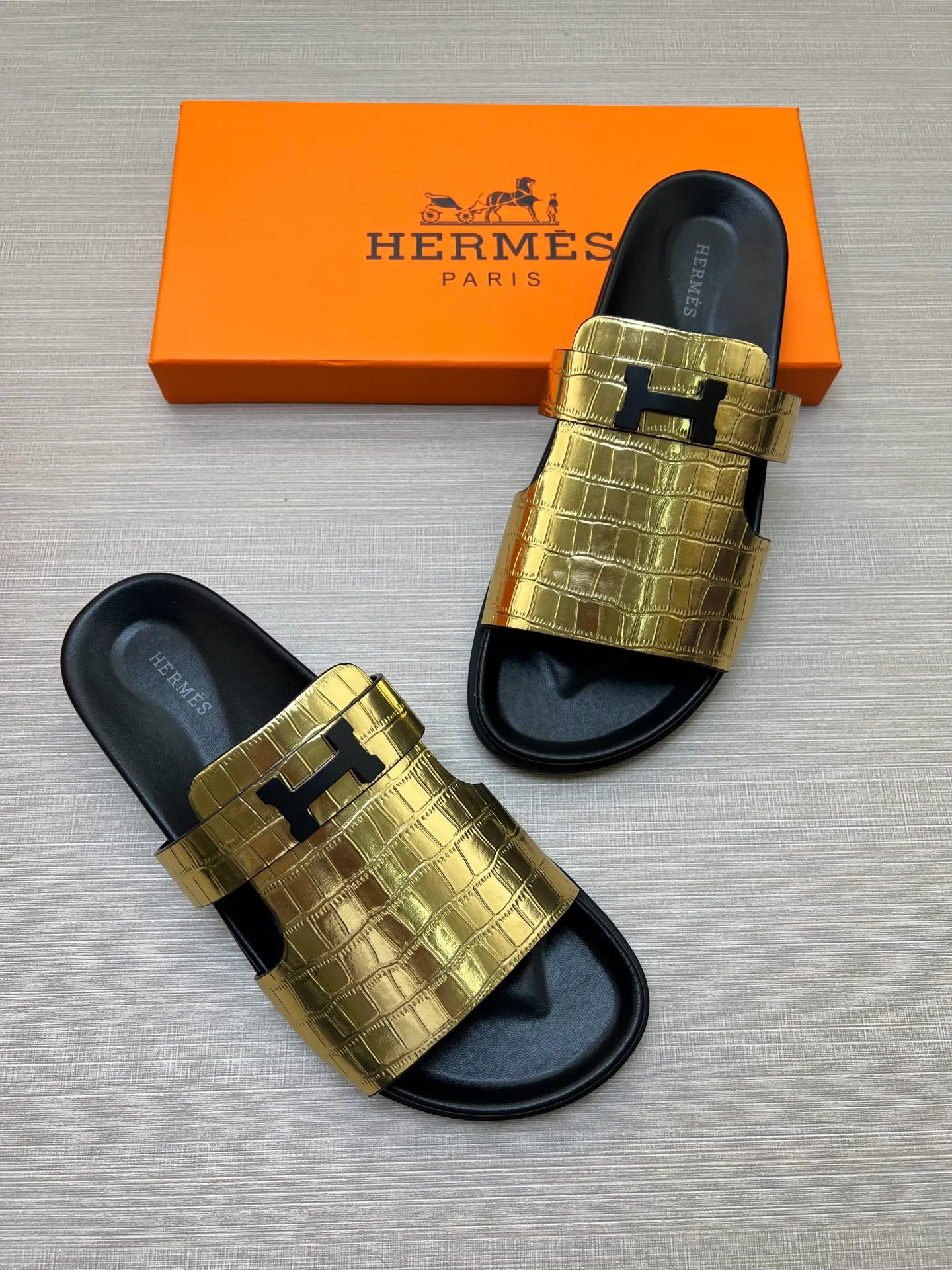 [H Family Hermès] P: 360💰 Size: 38-45 Hermes Men’s Kazimir Slippers - 2025 Summer New Hermès Same as the original version, with colored cowhide surface + rubber combined sole, handmade by master-level craftsmen! ❥High-end customization, exclusive products, the highest version in the industry.